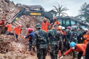- Pasukan Reaksi Cepat Penanggulangan Bencana (PRCPB) dari Menzikon/CRK Pusziad saat mengevvakuasi korban gempa Cianjur.